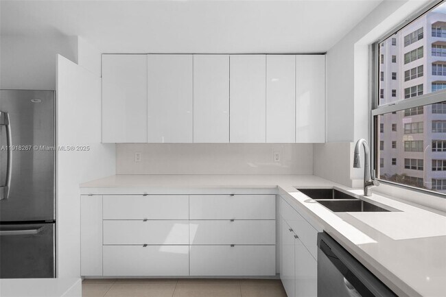 Building Photo - 9102 W Bay Harbor Dr