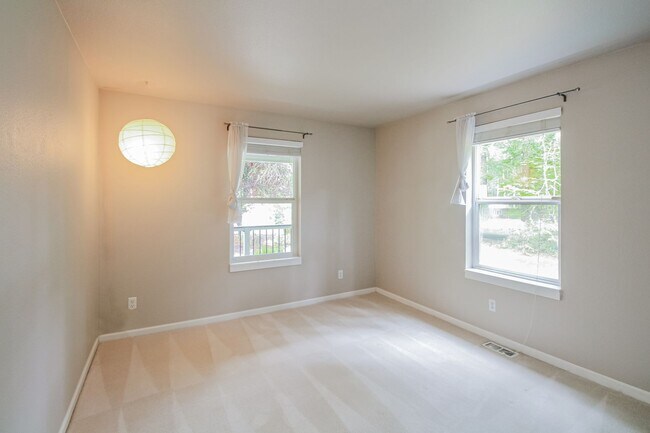 Building Photo - Move in Special! Ravensdale 3 Story,on shy...