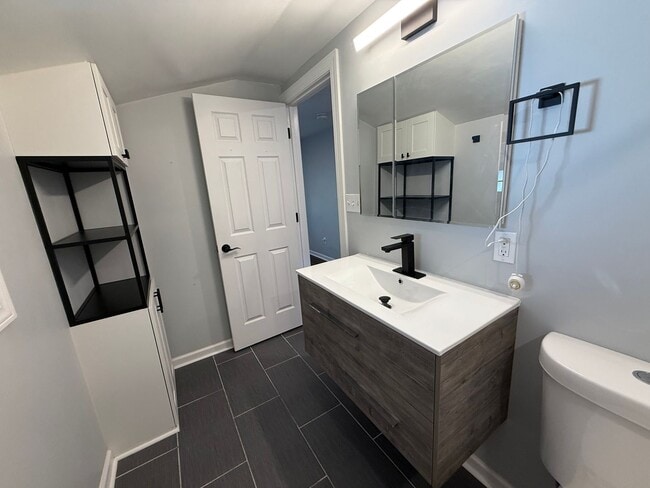 Building Photo - Luxury 3-Bedroom, 1-Bathroom House in Broo...