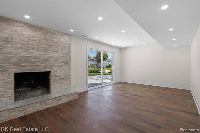 Building Photo - 30728 W 14 Mile Rd