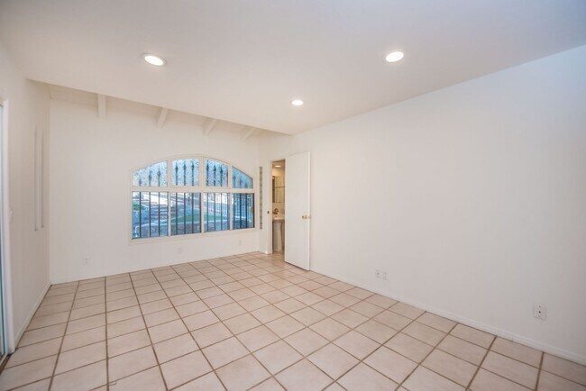 Building Photo - Anaheim Hills