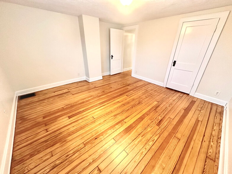 Building Photo - 4222 Broadway