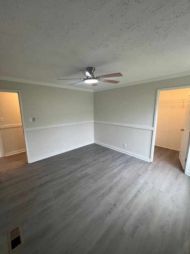 Building Photo - Large 3 bedroom / 2 bath home / 1 Acre FOR RENT