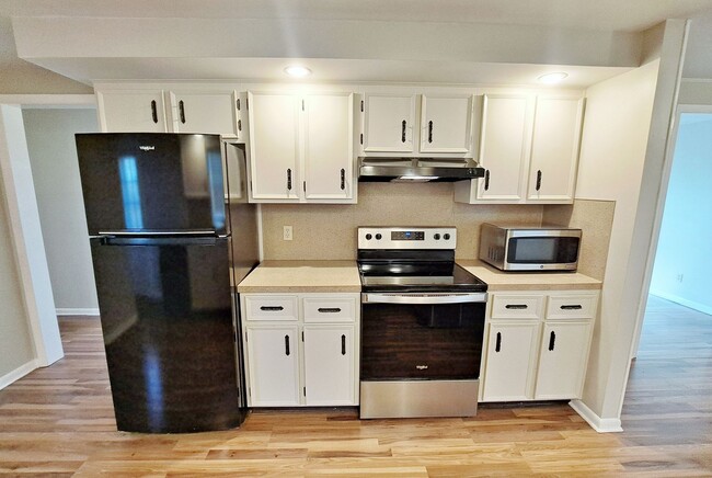 Building Photo - 3 Bed / 1-1/5 Bath Single Family Home w/Attached 2-Car Garage