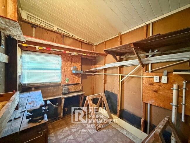 Building Photo - 5641 Columbia Dr