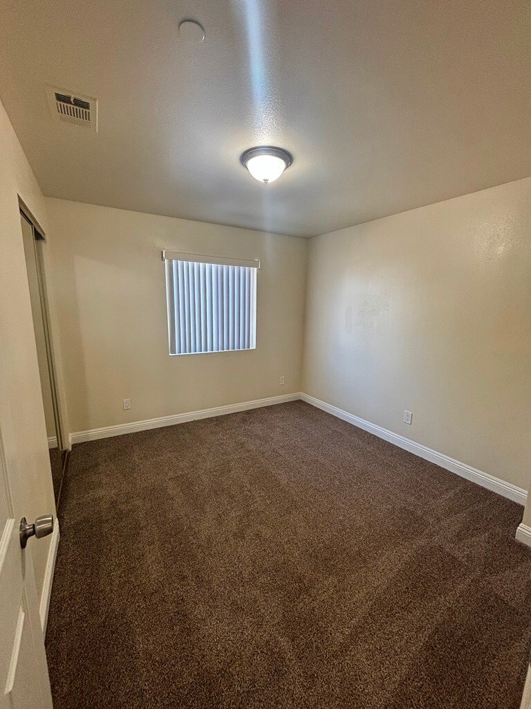 Building Photo - 836 W 76th St