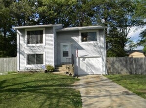 Building Photo - 5 Tenby Ct