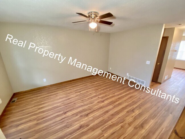 Building Photo - Redbud Ridge 7