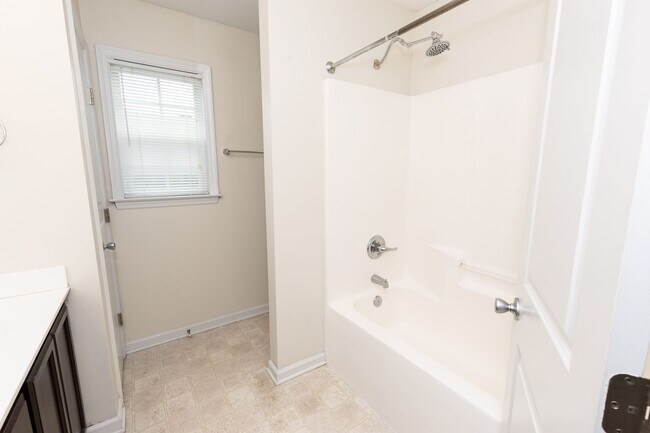 Building Photo - 3 Bedrooms and a bonus room in Richlands (Will include lawn service with increased rents)