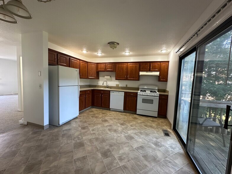 Kitchen - 15 Crest St