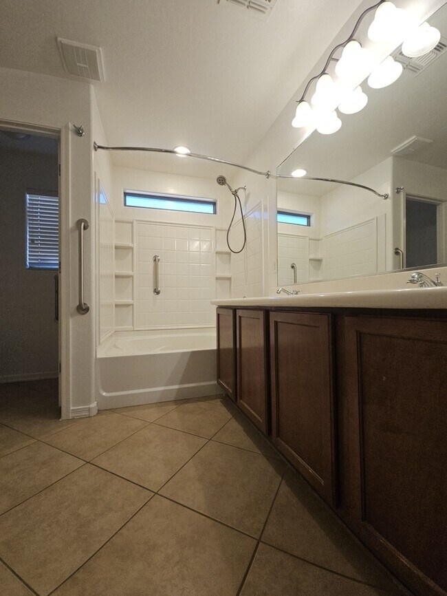 Building Photo - 998 W Desert Sky Dr