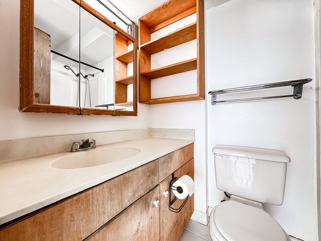 Building Photo - Salt Lake Condo with assigned parking and A/C