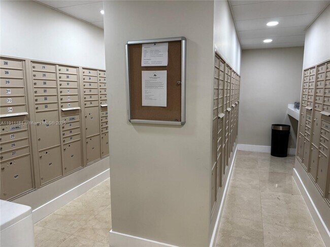 Building Photo - 5005 Collins Ave