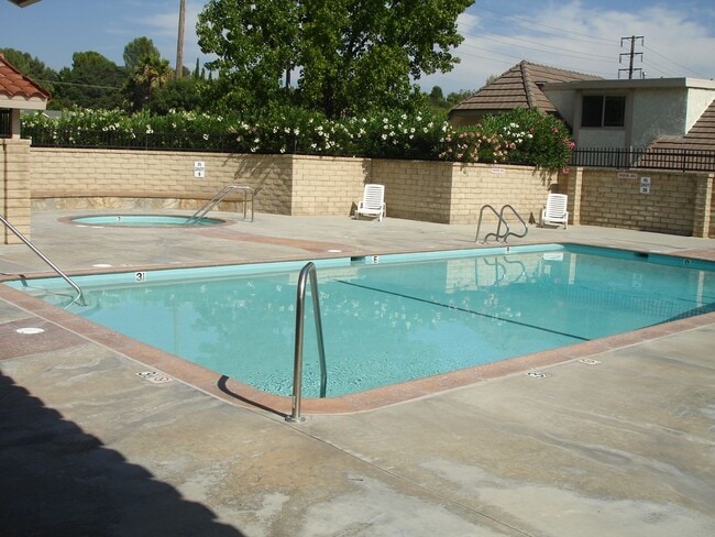 Building Photo - 4 Bedroom Home for Rent in Valencia!