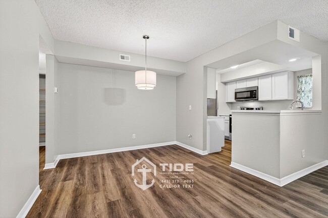 Building Photo - Live Close to It All – Convenient Mount Pleasant Home