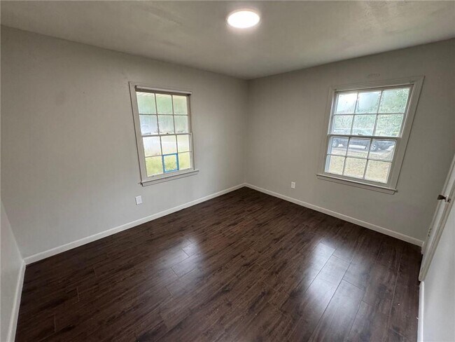 Building Photo - 4734 Clarendon Dr