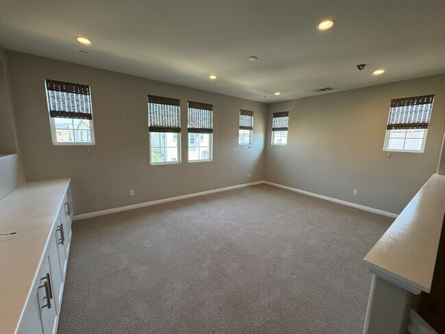 Building Photo - Charming 3-bedroom 2.5 bath nestled inside...