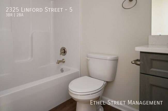 Building Photo - 2325 Linford St