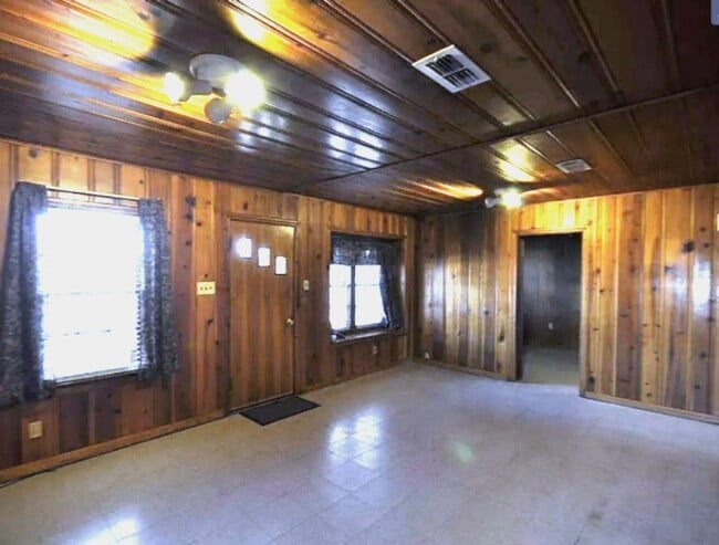 Building Photo - 3 Bedroom Home with Large Fenced Yard Avai...