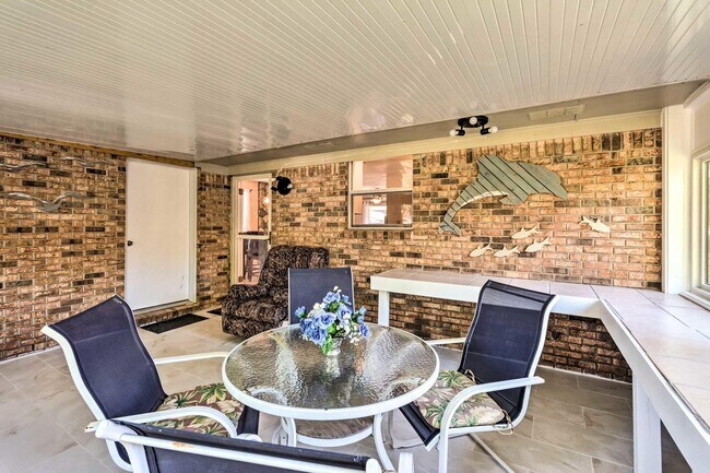 Building Photo - 1223 Redwood Ln