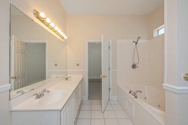 Building Photo - 1697 Glenwood Ct