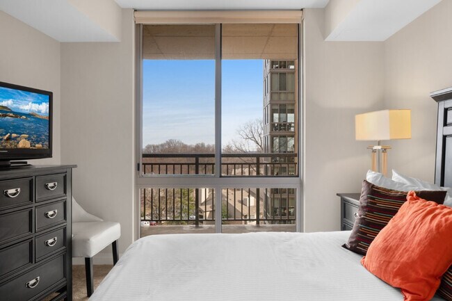 Building Photo - 3718 Midtown Dr