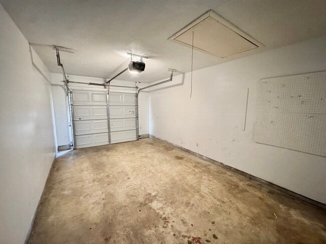Building Photo - 5595 Briarwood Dr