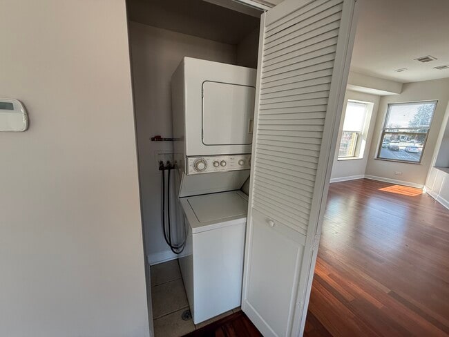 Building Photo - 2048 W Touhy Ave