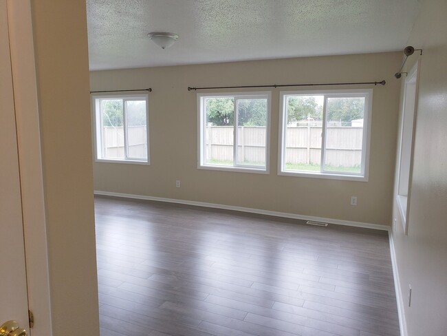 Building Photo - Spacious 3 bedroom, 2 bath Mobile.