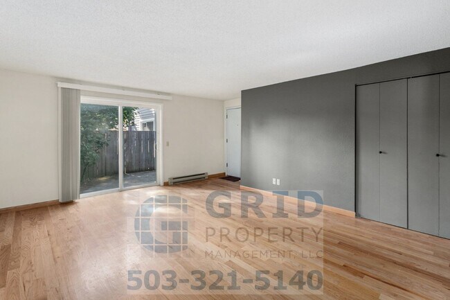 Building Photo - GPM648 - SE Stark St (T1)
