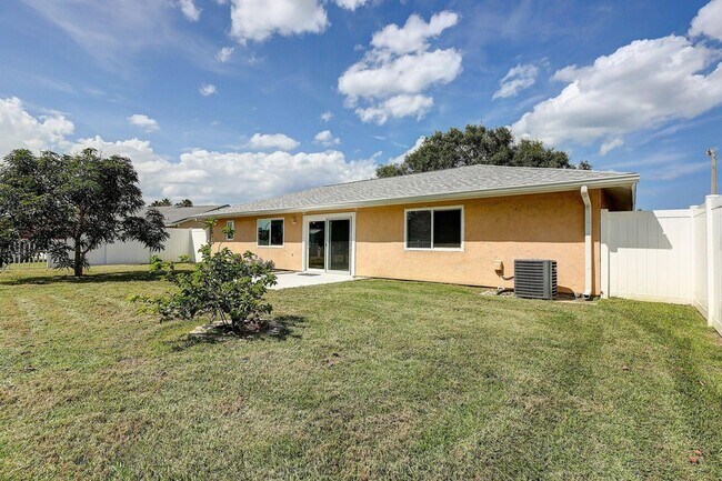 Building Photo - 1612 SE Cascella Ct