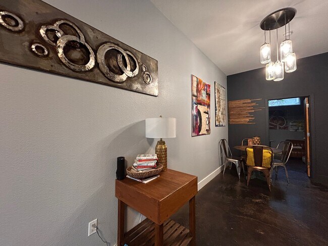 Building Photo - 1421 Oneida St