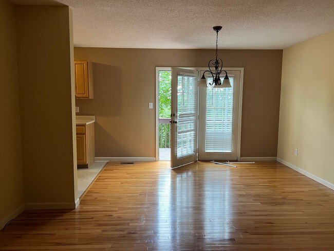 Building Photo - Beautiful 2 bedroom Condo end unit with Ga...