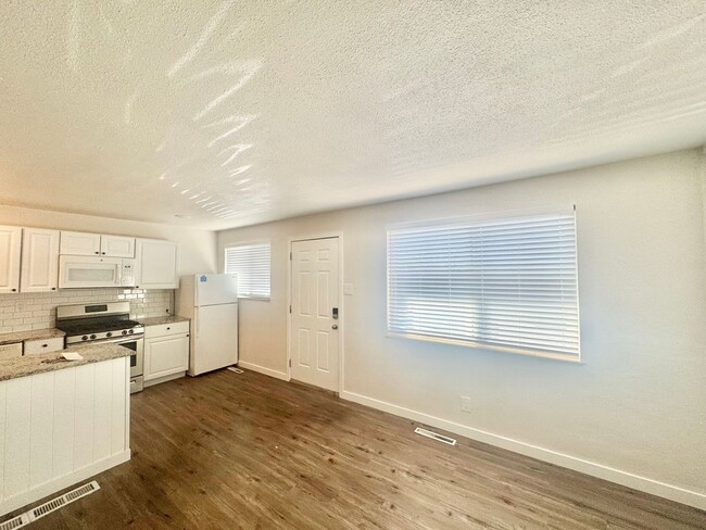 Building Photo - 1 Bedroom with Granite Counters and In-Unit Laundry!