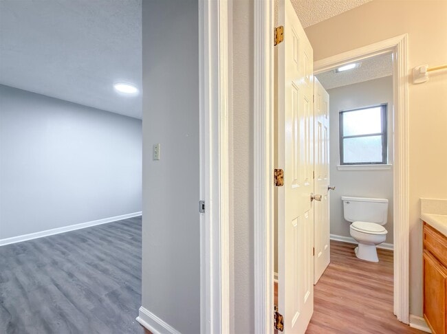 Building Photo - 1556 Twin Lakes Cir