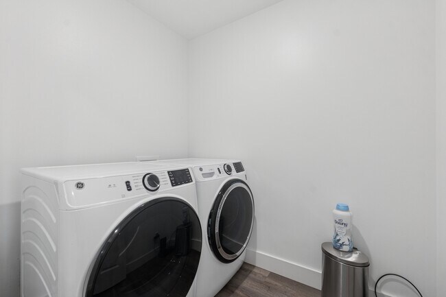 Building Photo - 504 W Prospect St