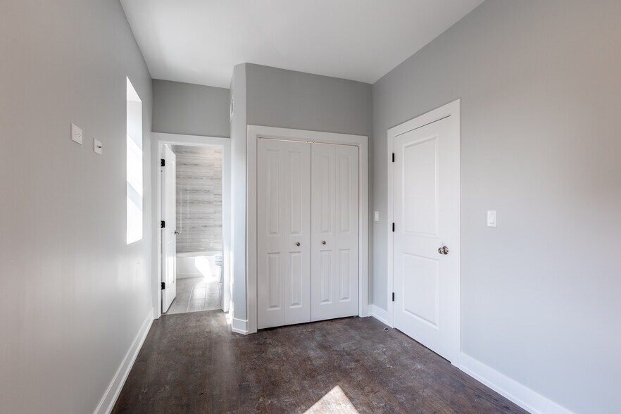 Building Photo - 3136 N Oakley Ave