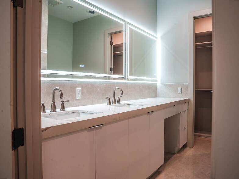 Building Photo - 8410 SW 65th Ave