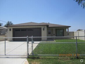 Building Photo - Immaculate Single Story Like New