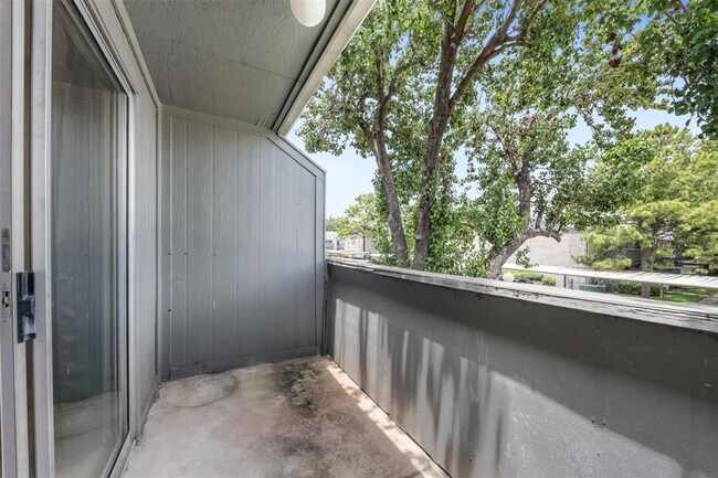 Building Photo - 9700 Leawood Blvd