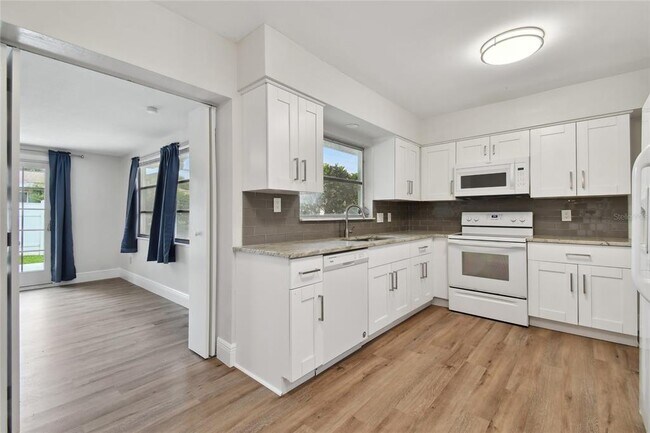 Building Photo - 2111 Lanai Ave