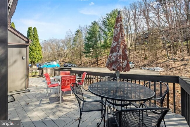 Building Photo - 31 Middle Village Way