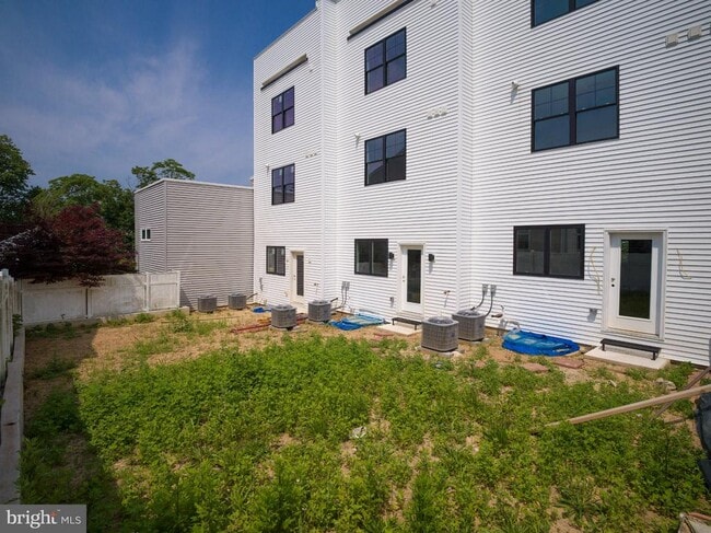 Building Photo - 303 Fountain St