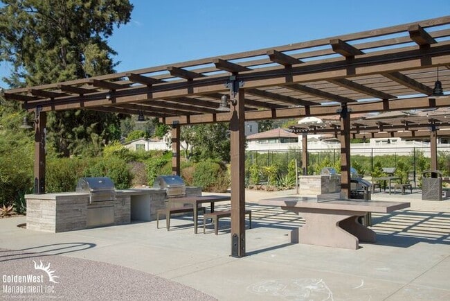 Building Photo - Stunning 5Bdm 3.5Ba Home in Escondido with...