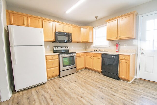 Building Photo - 2 Bedroom 2.5 Bathroom Townhome