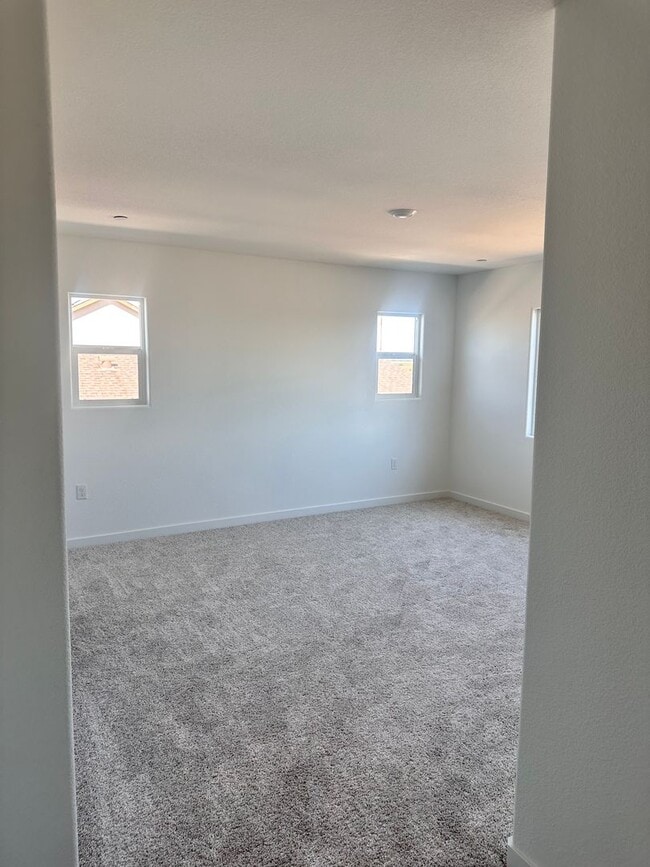 Building Photo - 1/2 off first full months rent with possession by 4/17/2026