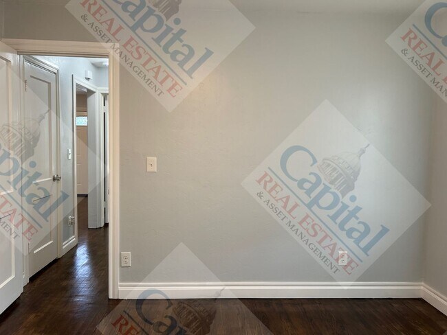 Building Photo - Updated 3 Bedroom