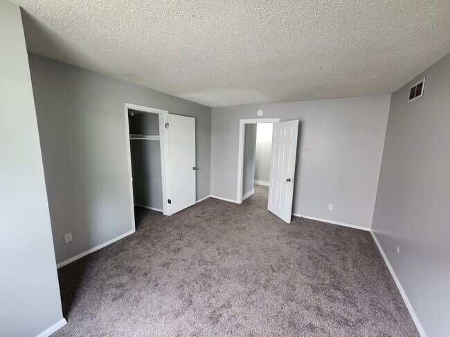 Building Photo - 4-Bedroom House