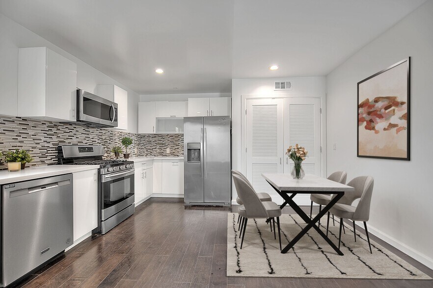 Building Photo - 1952 N Beachwood Dr