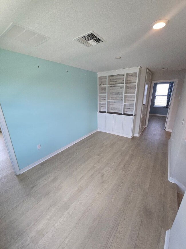 Building Photo - Gorgeous 4-Bedroom, 2.5-Bathroom Home in R...